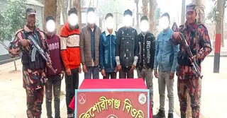 অবৈধভাবে ভারত থেকে ফেরার সময় বিরলে ৭ বাংলাদেশি আটক